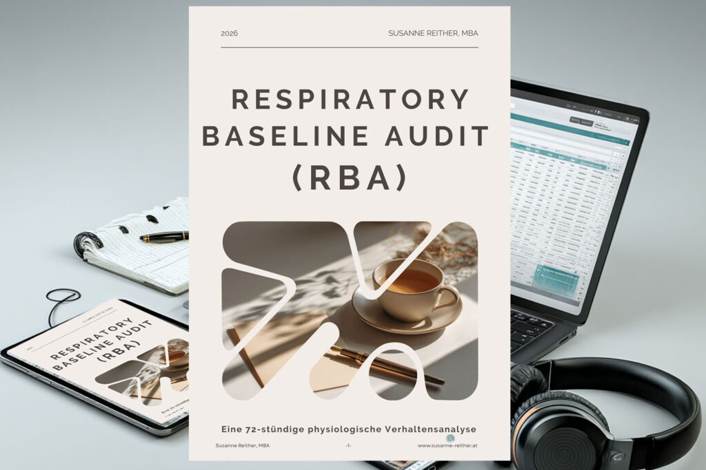 Professionelles Produkt-Mockup des 'Respiratory Baseline Audit (RBA)'. Ein Tablet zeigt das interaktive Analyse-PDF mit strukturierten Tabellen und Grafiken zur Atemechanik. Daneben liegt ein Smartphone mit einem Audio-Player, der den geführten MP3-Guide zur Kalibrierung der vegetative Baseline darstellt.